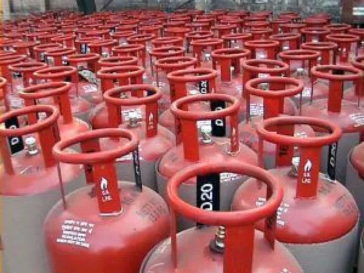 1 अप्रैल की सुबह-सुबह आई बड़ी खुशखबरी, आज से सस्ते हो गए LPG सिलेंडर के भाव, चेक करें ताजा अपडेट