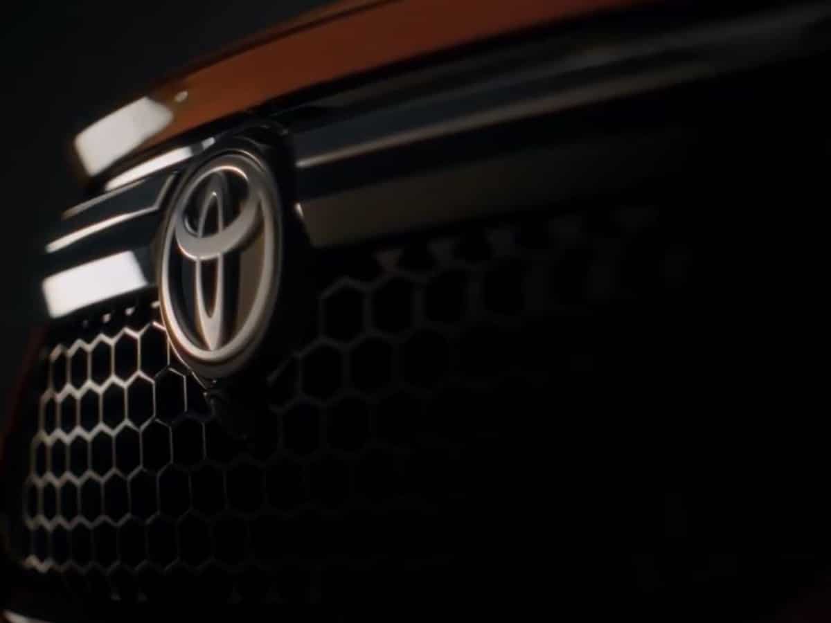 Nexon, Sonet को कड़ी टक्कर देने आ रही है Toyota की सबसे छोटी एसयूवी, 15 सेकंड का टीज़र आया सामने