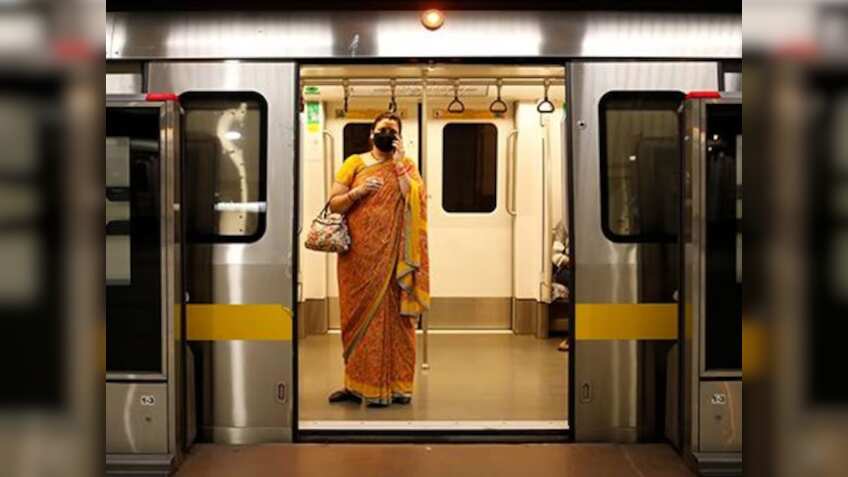 दिल्ली मेट्रो से करते हैं सफर तो ध्यान दें! येलो लाइन पर धीमी पड़ गई DMRC, घर से निकलने के पहले जान लें अपडेट