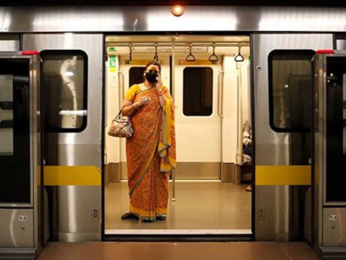 दिल्ली मेट्रो से करते हैं सफर तो ध्यान दें! येलो लाइन पर धीमी पड़ गई DMRC, घर से निकलने के पहले जान लें अपडेट