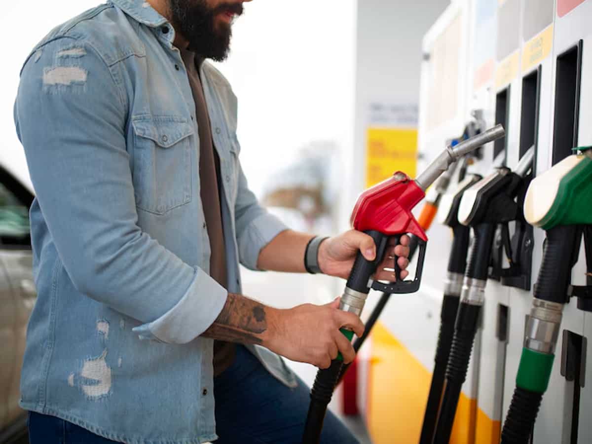 Petrol-Diesel Price 6th April: कच्चा तेल पहुंचा 90 डॉलर के पार, जानिए अब कितने रुपये में मिल रहा है डीजल-पेट्रोल
