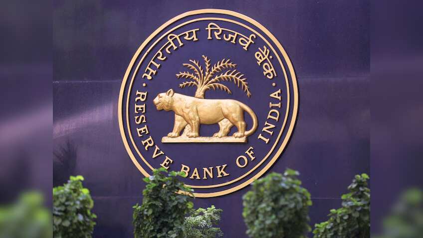 RBI ने इस बैंक पर लिया बड़ा एक्शन, लगा दिए कई बैन, ग्राहक नहीं निकाल पाएंगे खाते से पैसा; पढ़ें डीटेल