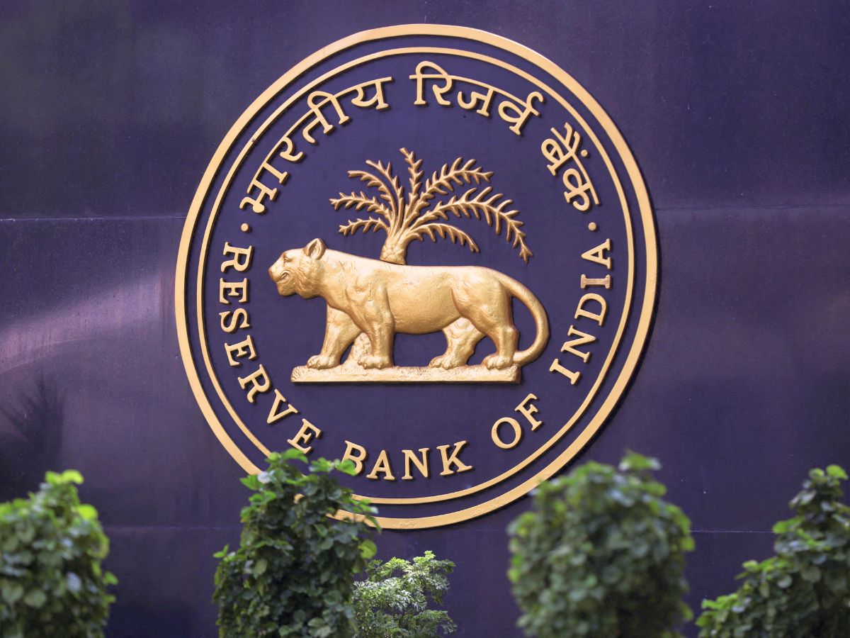 RBI ने इस बैंक पर लिया बड़ा एक्शन, लगा दिए कई बैन, ग्राहक नहीं निकाल पाएंगे खाते से पैसा; पढ़ें डीटेल