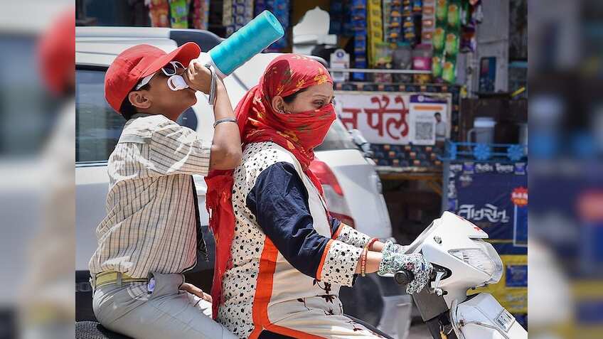 दिल्ली में गर्मी से हाल बेहाल, इस इलाके में 40 पार पहुंचा तापमान, जानिए कब तक मिल सकती है राहत