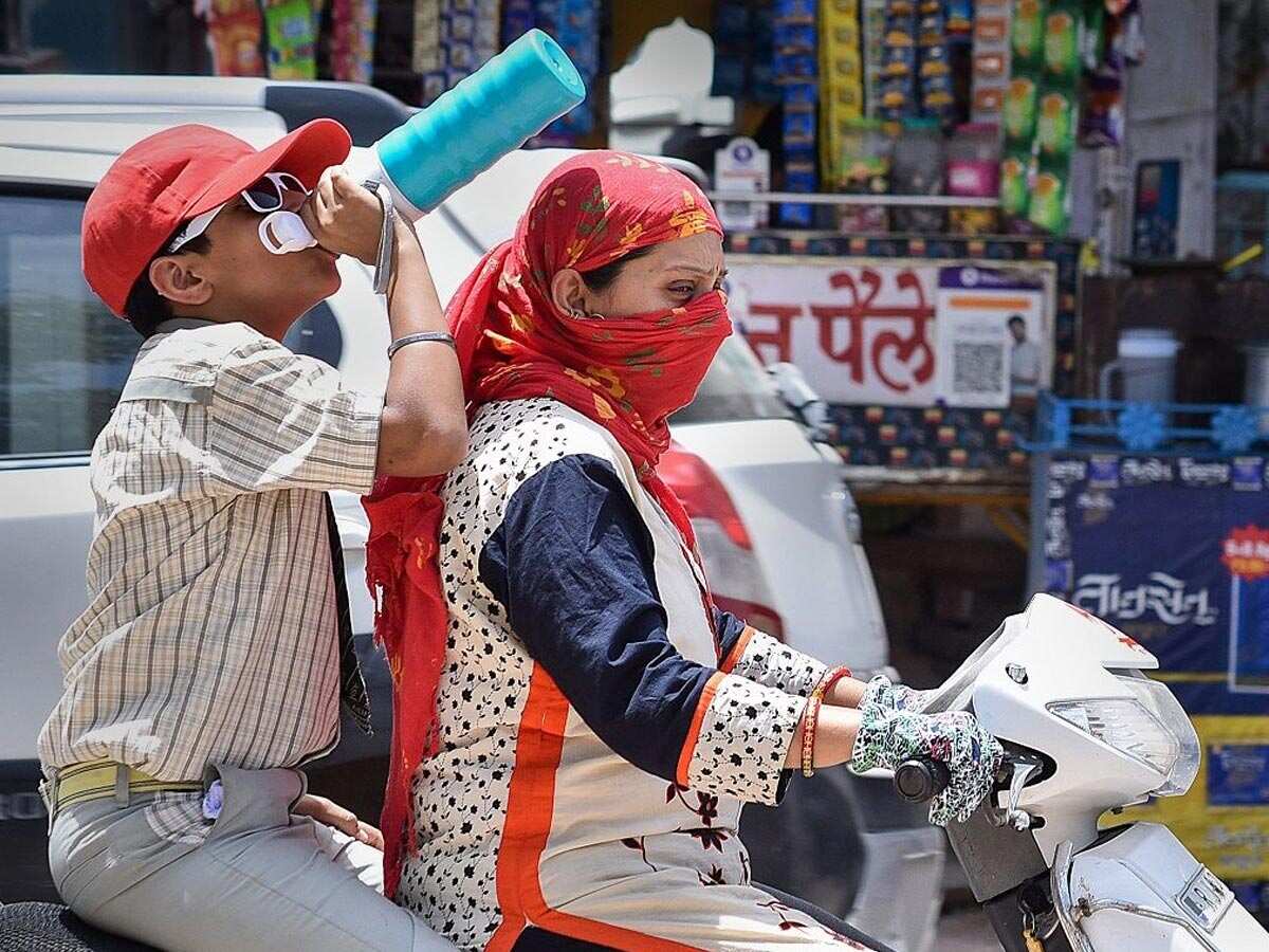 दिल्ली में गर्मी से हाल बेहाल, इस इलाके में 40 पार पहुंचा तापमान, जानिए कब तक मिल सकती है राहत
