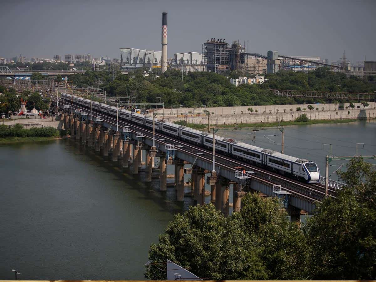 160 किमी प्रति घंटा से पटरी पर दौड़ेगी ये वंदे भारत ट्रेन, ट्रायल को मिली मंजूरी, 45 मिनट घटेगी अहमदाबाद से मुंबई की दूरी