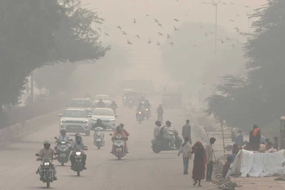 Delhi Weather: दिल्ली-NCR में हल्की बारिश के साथ तेज आंधी की संभावना,  इन राज्यों के लिए बारिश और ओलावृष्टि का अलर्ट