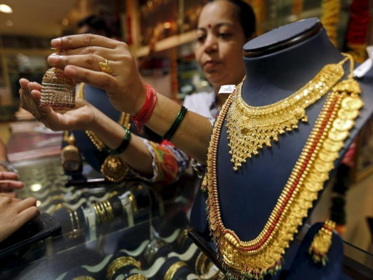 नहीं थम रही सोने में लगी आग! आज भी चढ़ गया भाव, चेक करें ताजा रेट्स