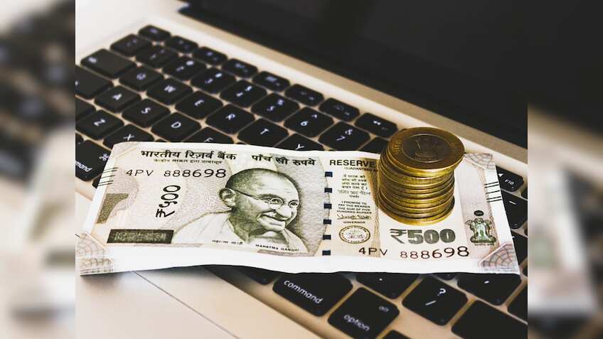 गिरते बाजार में रुपया भी हुआ 'बोल्ड', हुई ऐसी क्लोजिंग कि रिकॉर्डतोड़ लेवल पर गिरकर हुआ बंद