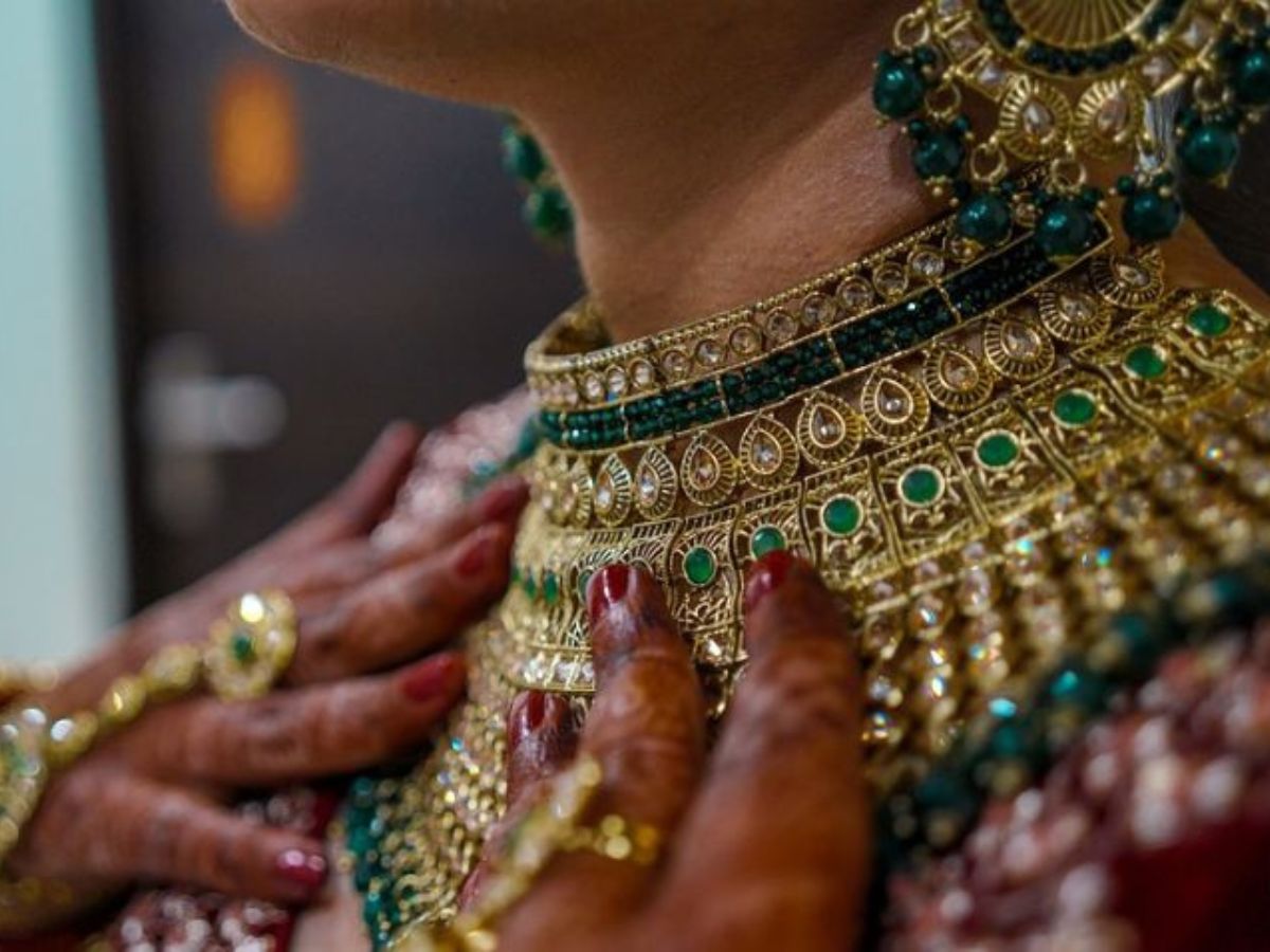 नहीं थम रही सोने की रफ्तार, बाजार में 700 रुपये उछल गए गोल्ड के दाम, चांदी ने बनाया नया रिकॉर्ड; चेक करें ताजा भाव