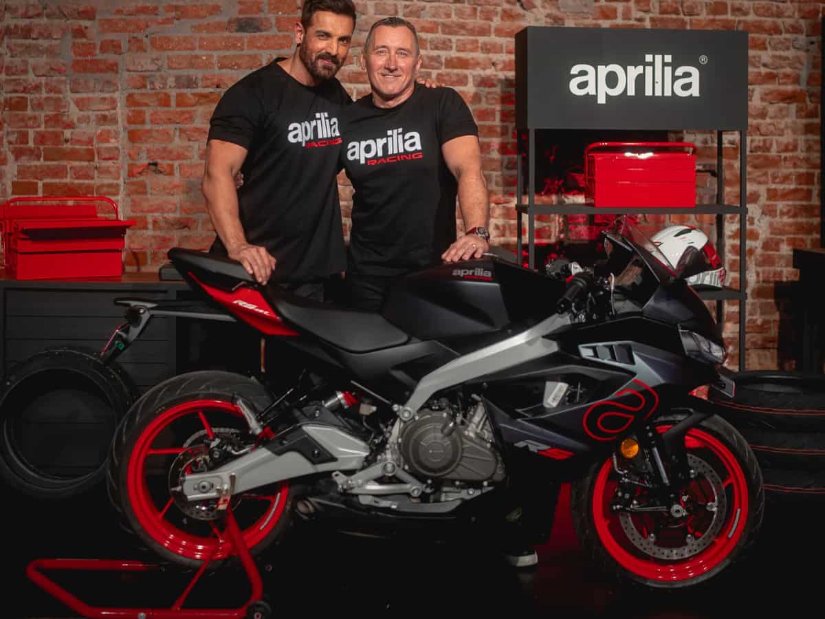 Aprilia ने भारत में पेश की एक और नई बाइक; जॉन अब्राहम को दी बड़ी जिम्मेदारी, जानें कीमत