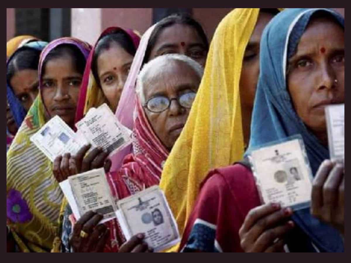 Lok Sabha Polls Phase 1 Live: लोकतंत्र का महापर्व- बीजेपी लीडर मुख्‍तार अब्‍बास नकवी ने पत्‍नी संग डाला वोट