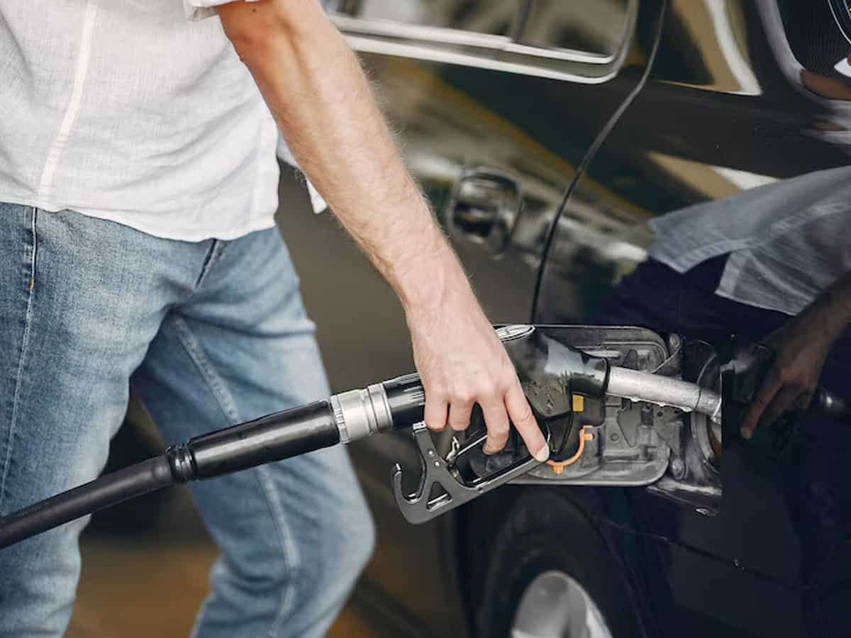 Petrol-Diesel Price 20th April: कच्चे तेल के दाम में आई गिरावट, जानिए आपके शहर में क्या हो गई डीजल-पेट्रोल की कीमत