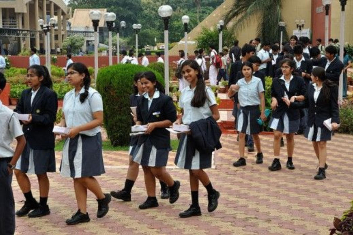 UP Board Results में टॉपर्स की फैक्ट्री बना सीतापुर, शुभम ने 97.80% अंक के साथ किया टॉप, दूसरे स्थान को छोड़कर बाकी सभी इसी जिले के नाम