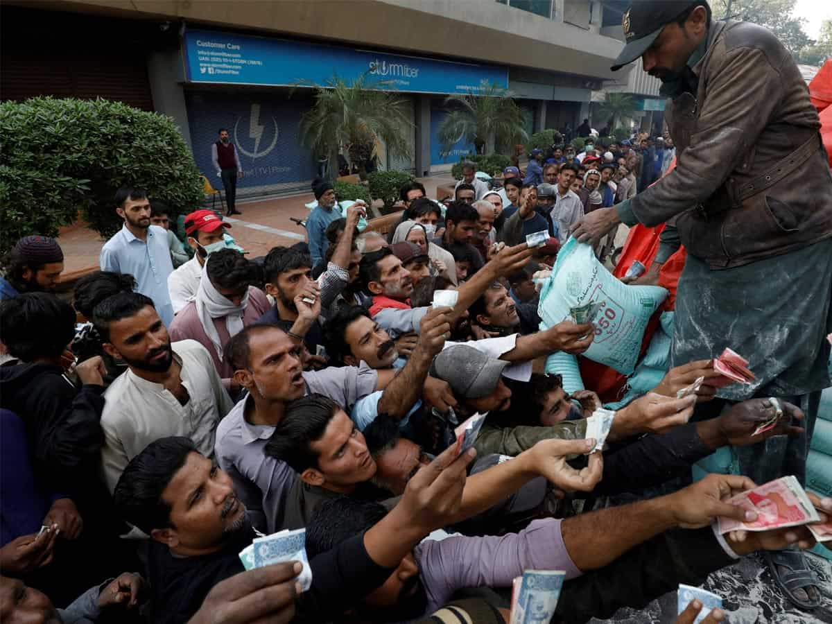 कंगाल पाकिस्तान ने फिर खटखटाया IMF का दरवाजा, मांगा 6 से 8 अरब डॉलर का राहत पैकेज