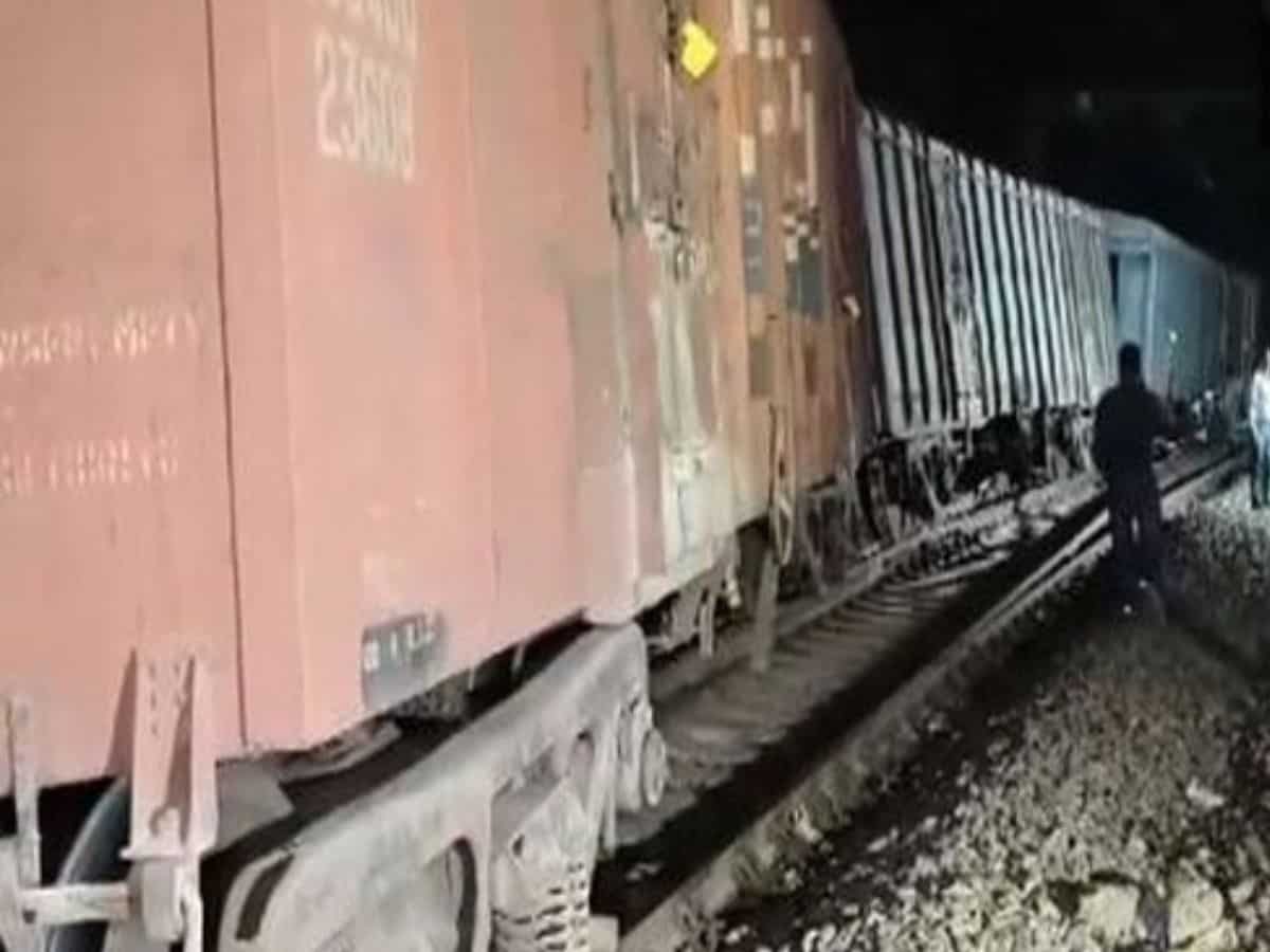 Train Accident: अयोध्या धाम स्टेशन पर मालगाड़ी के कई डिब्बे पटरी से उतरे, कई ट्रेनों के बदलें रूट