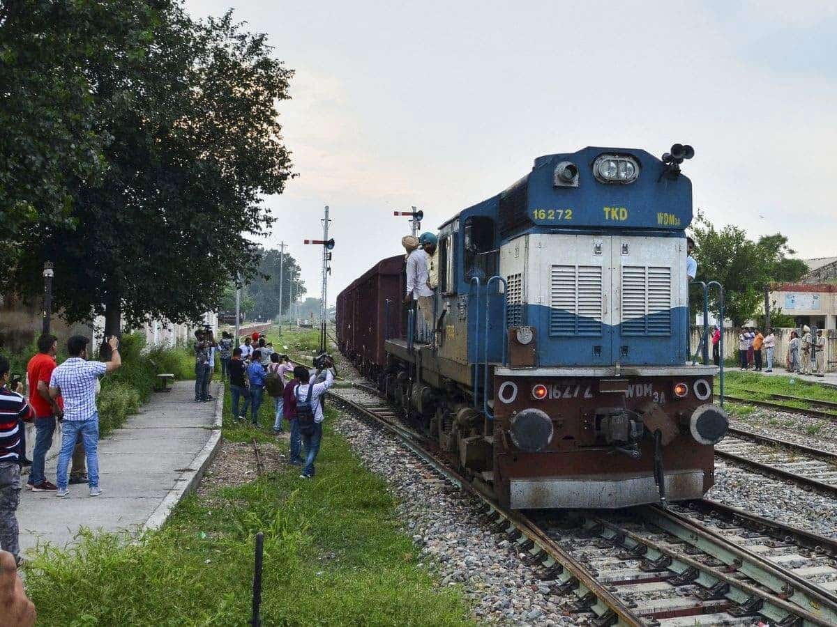 किसान आंदोलन से एक दिन में रद्द हुई 73 ट्रेनें, इन गाड़ियों के रूट्स डायवर्ट, जरूर चेक करें शेड्यूल