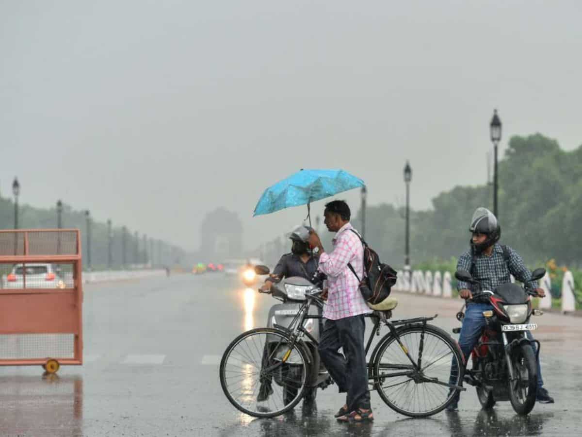 Delhi Rain: दिल्ली में मौसम ने ली अंगड़ाई, तेज हवाओं के साथ झमाझम बारिश, इन फ्लाइट्स का बदला रूट