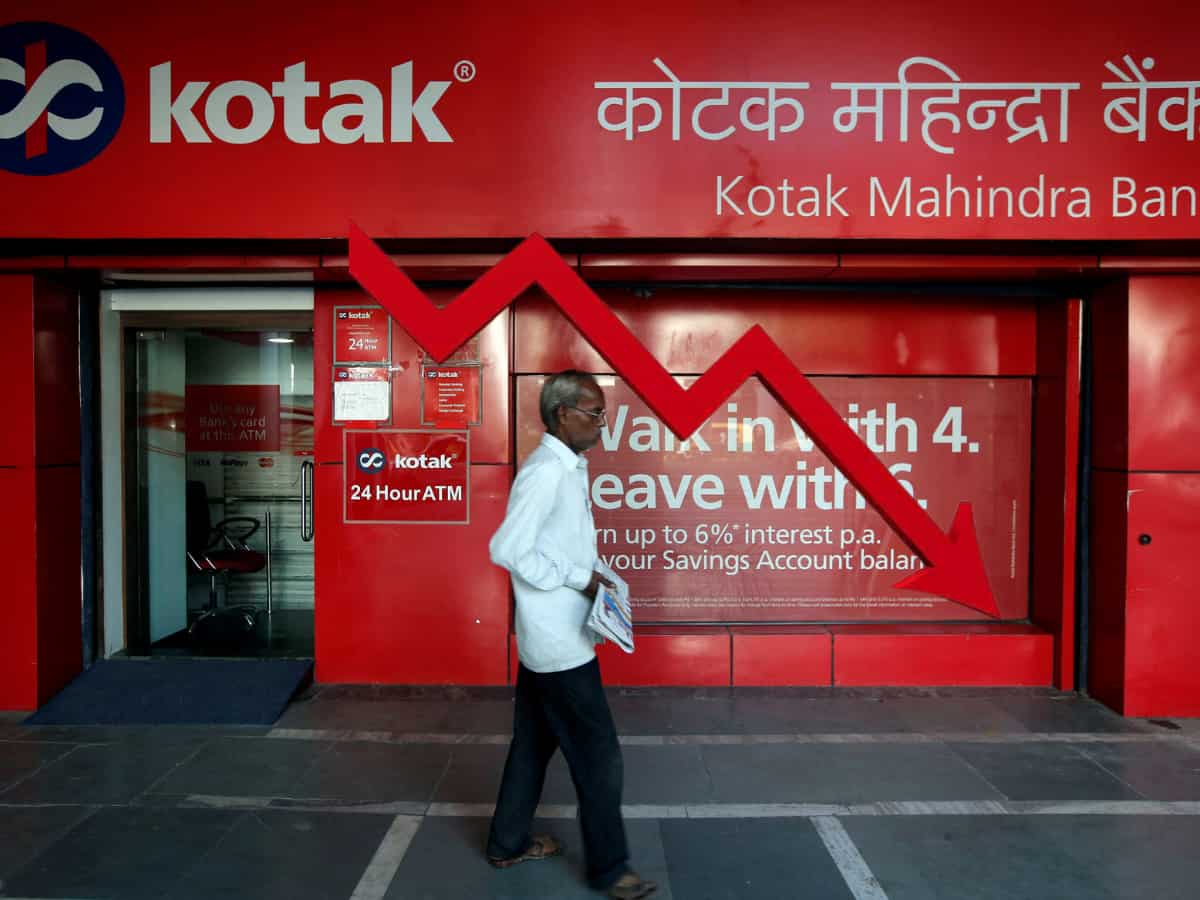 RBI के एक्शन से थर्राया Kotak Mahindra Bank का शेयर, खुलते ही 10% टूटा, अब आगे क्या करें? 