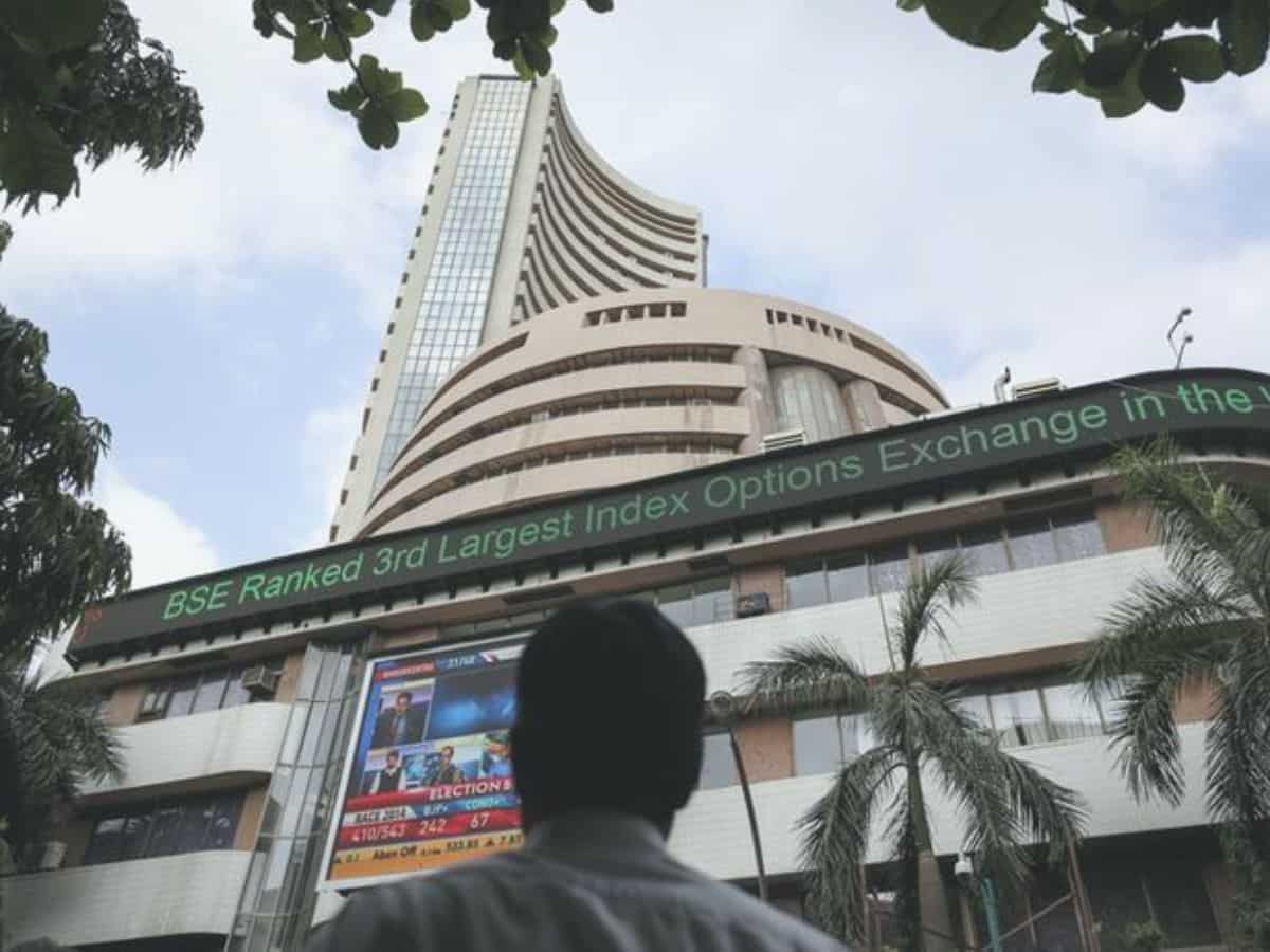 Stock Market Highlights: 5 दिनों की तेजी पर लगा ब्रेक, Sensex 74,000 के नीचे बंद; Bajaj Group Stocks टूटे