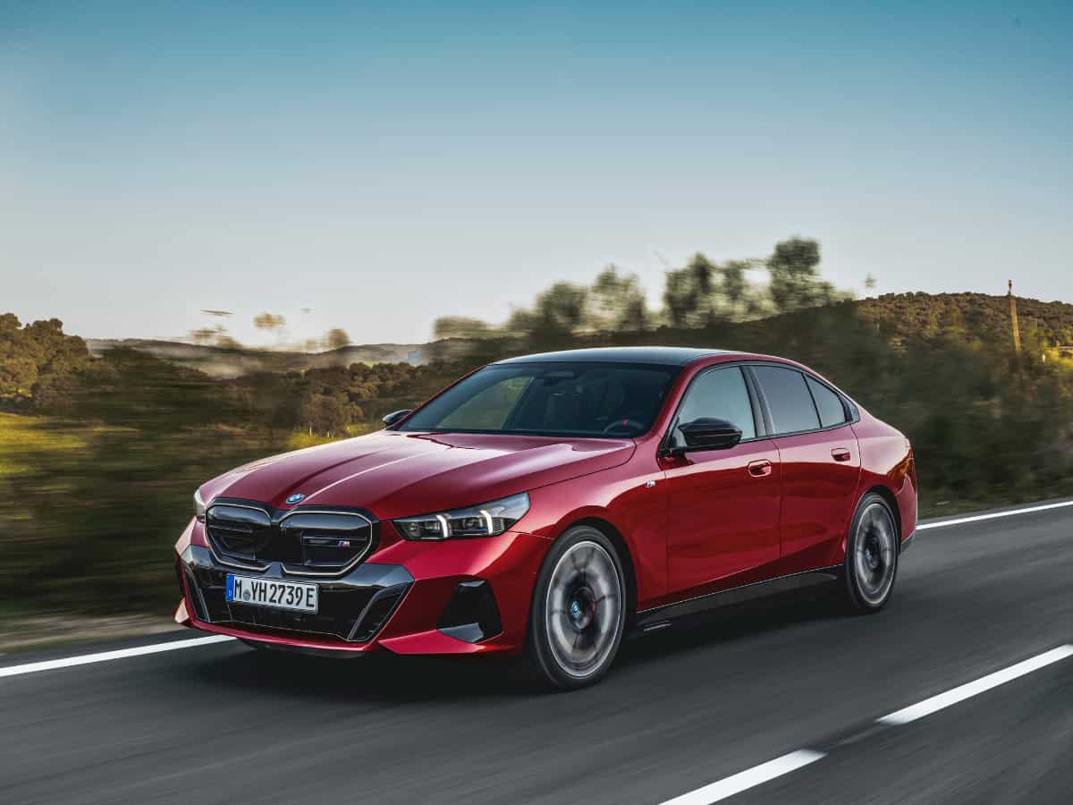BMW ने लॉन्च की नई इलेक्ट्रिक सेडान i5 M60 xDrive; एक बार चार्ज करने पर चलेगी 516km, करोड़ों में कीमत