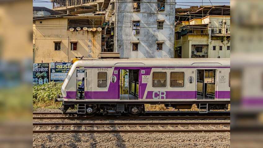 मुंबई CSMT स्टेशन पर पटरी से उतरी लोकल ट्रेन की बोगी, इन गाड़ियों के रूट्स हुए डायवर्ट, देखें शेड्यूल