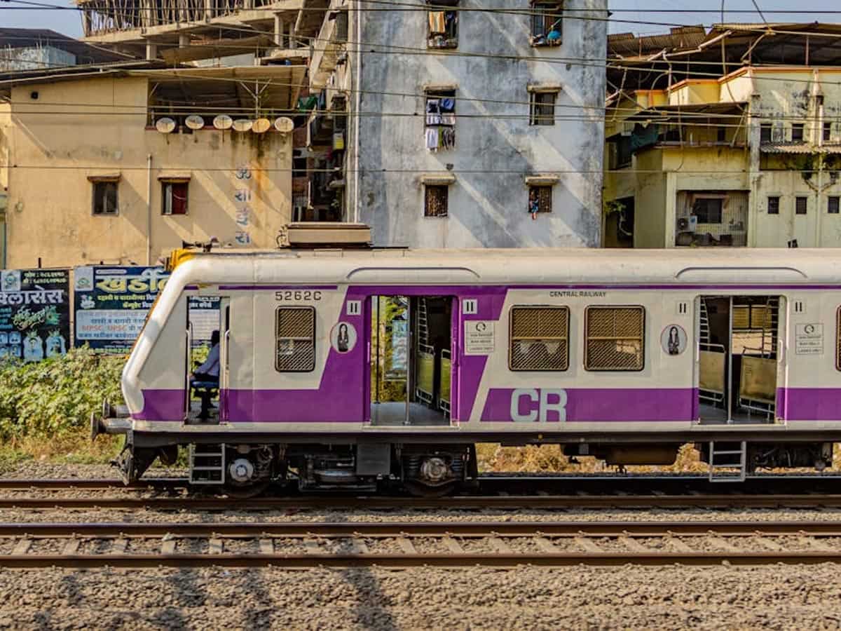 मुंबई CSMT स्टेशन पर पटरी से उतरी लोकल ट्रेन की बोगी, इन गाड़ियों के रूट्स हुए डायवर्ट, देखें शेड्यूल