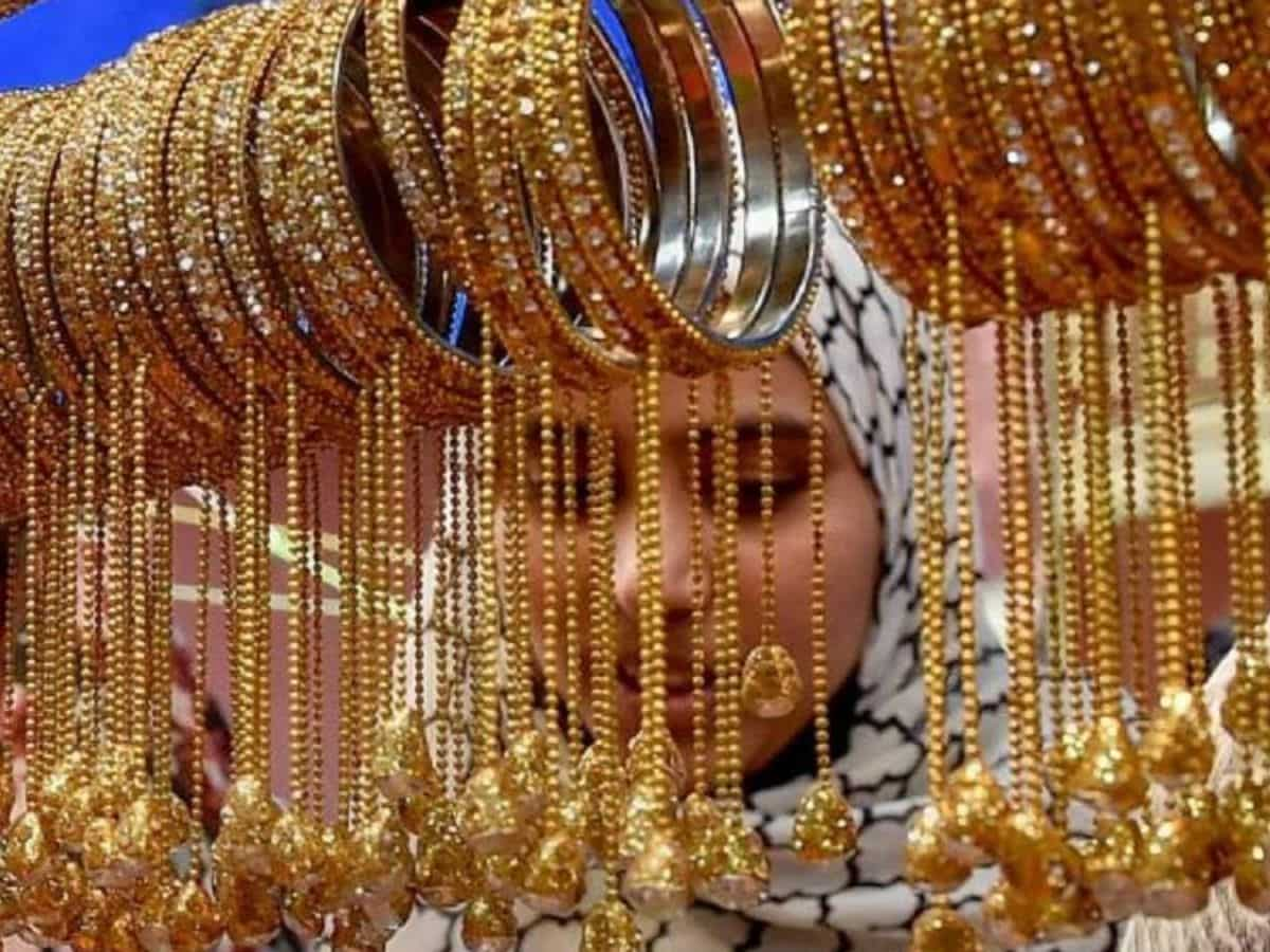 सोना पड़ा सुस्त, चांदी के दामों में आई तेजी; जानें क्यों Gold पर हल्का हुआ माहौल