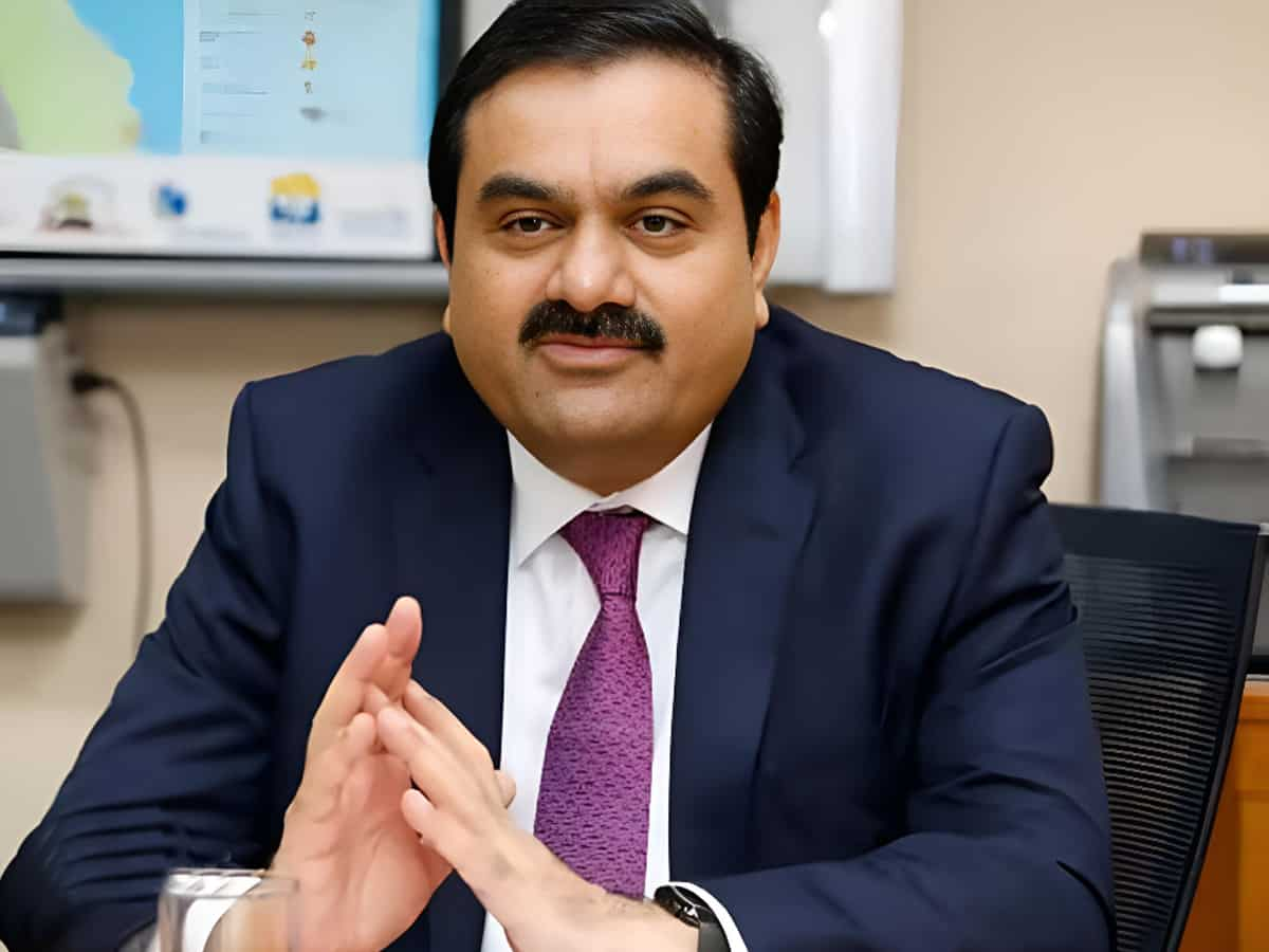 Hindenburg मामले में SEBI ने फिर लिया एक्शन, Gautam Adani की 10 में से 7 कंपनियों को भेजा कारण बताओ Notice!