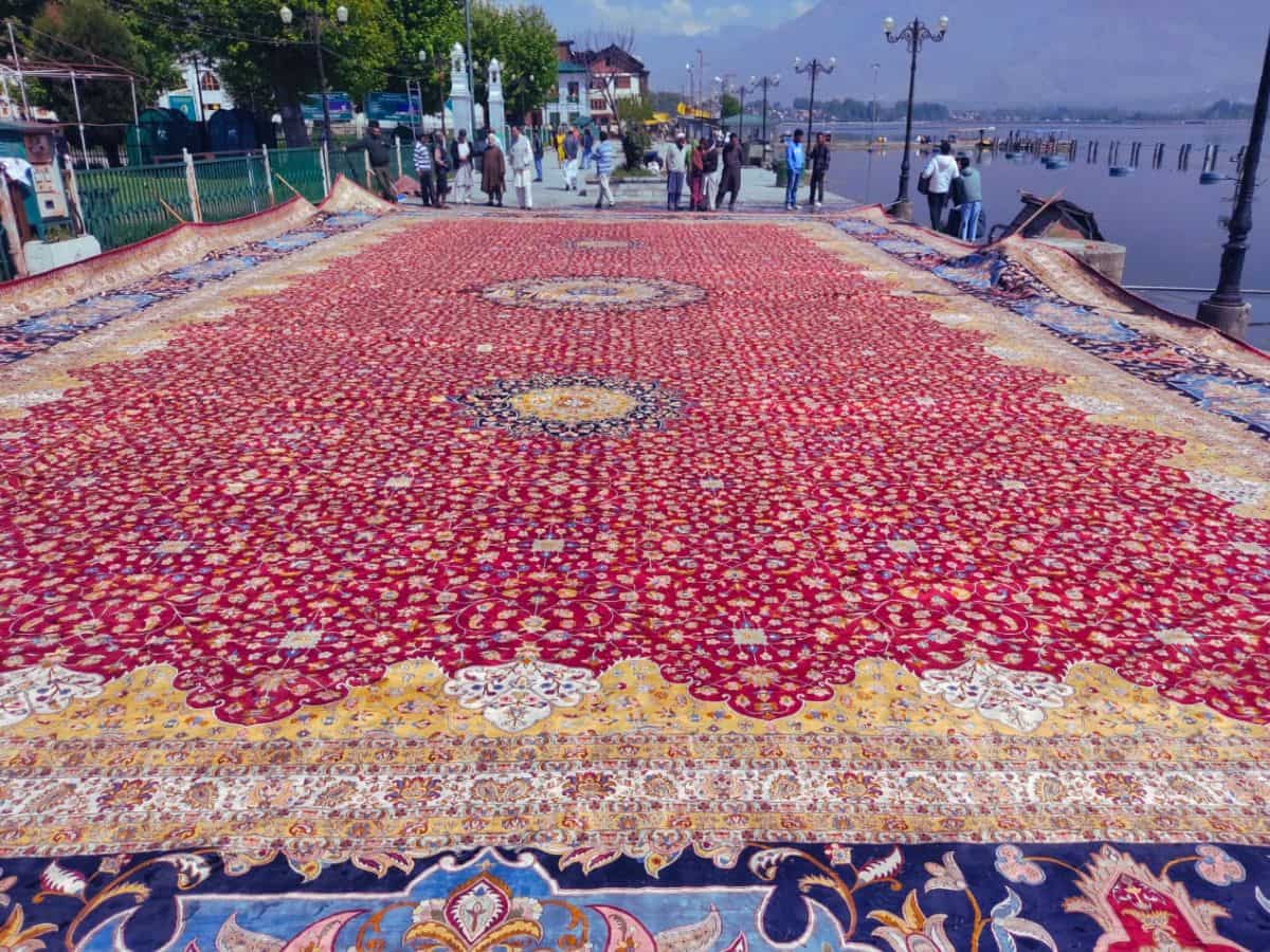 8 साल की कड़ी मेहनत से इस राज्‍य के कारीगरों ने किया कमाल, तैयार किया एशिया का सबसे बड़ा Handcrafted Carpet