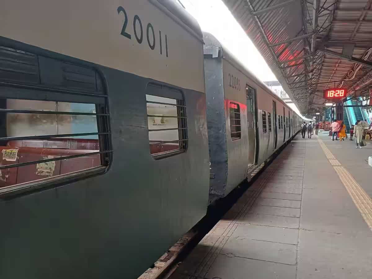 वाराणसी से मुंबई जाना हुआ आसान, रेलवे ने कर दिया 8 नई समर स्पेशल ट्रेनों का एलान, चेक करें डीटेल्स