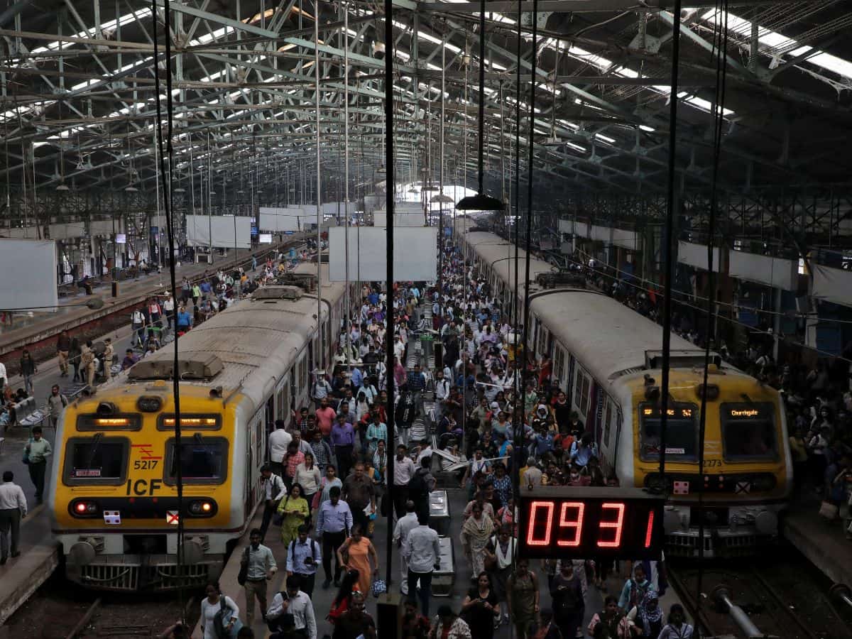 भीषण गर्मी ने कर दिया हाल बेहाल, पैसेंजर्स ने रेलवे से की एसी गाड़ियों को बढ़ाने की मांग