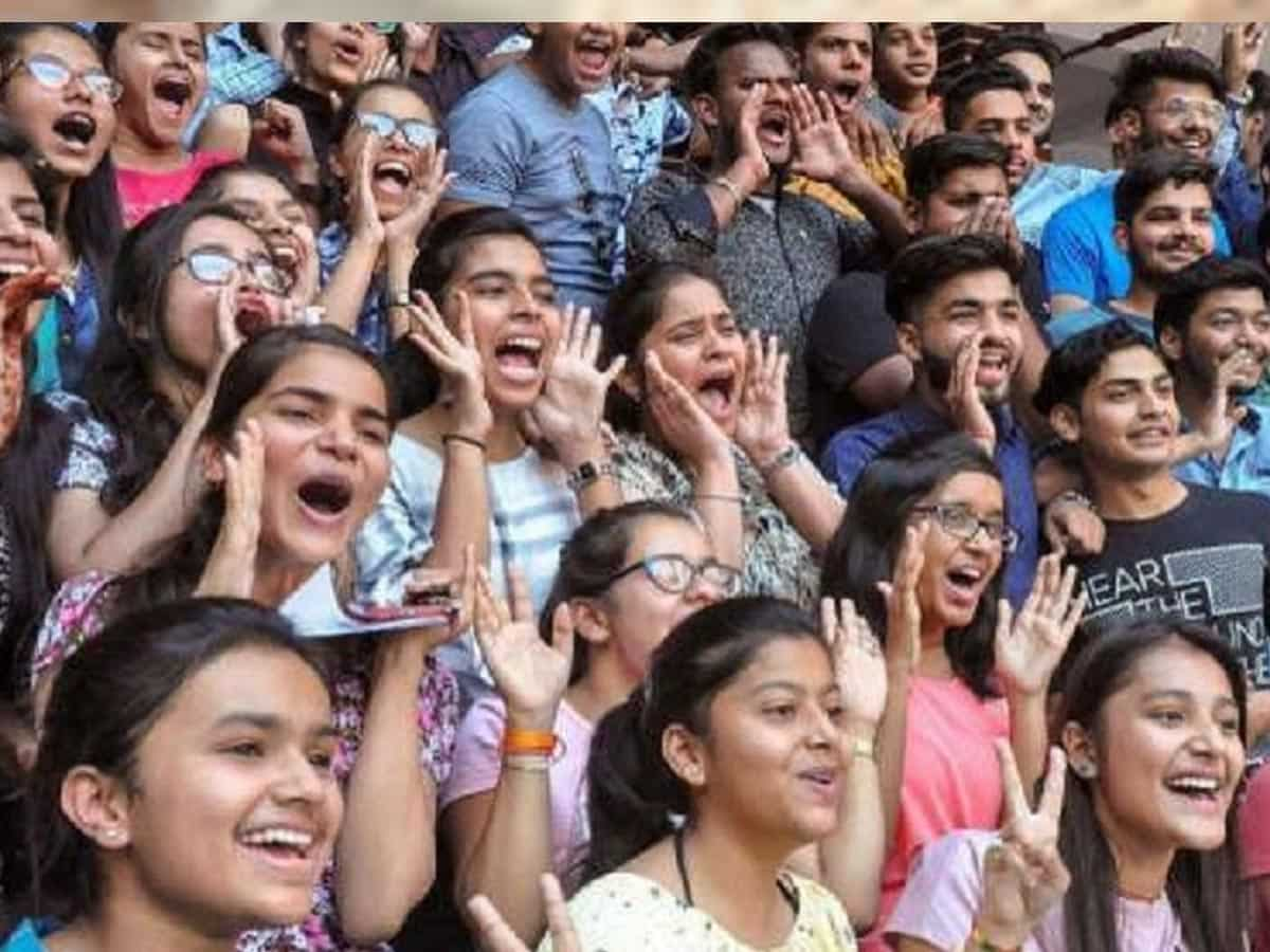 CBSE 10वीं बोर्ड परीक्षा में बेटियों ने फिर मारी बाजी, जानिए बोर्ड क्यों नहीं कर रहा टॉपर का ऐलान