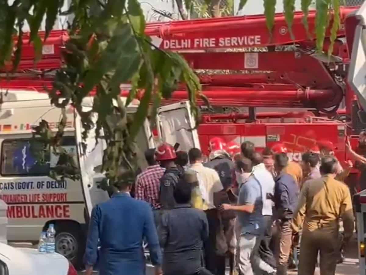 Income Tax Office: दिल्ली के आयकर विभाग में लगी भीषण आग, 1 कर्मचारी की मौत, 7 हुए रेस्क्यू