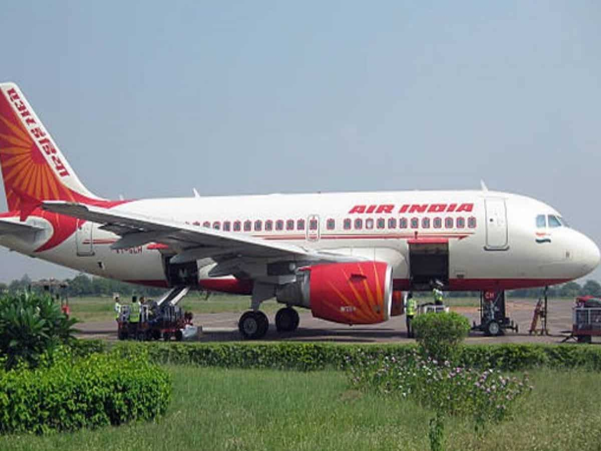 Air India की फ्लाइट में 'बम' की सूचना से यात्रियों के बीच मचा हड़कंप, खाली कराना पड़ा विमान