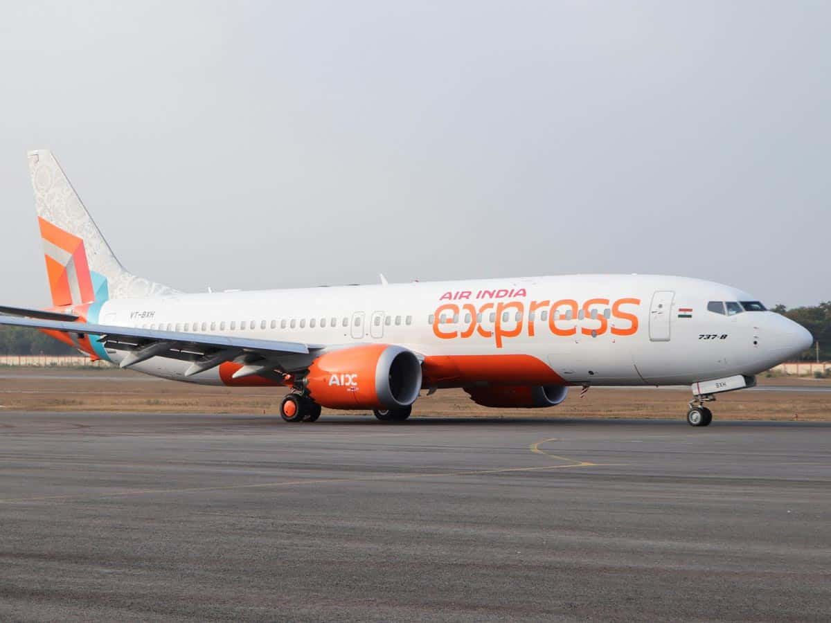 Air India Express की फ्लाइट्स में आई तकनीकी खामी, तुरंत कराई इमरजेंसी लैंडिंग,  137 यात्री थे सवार