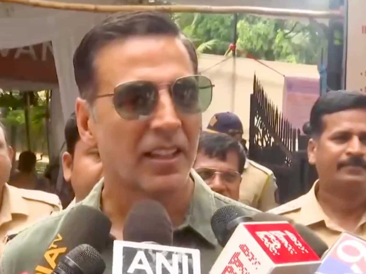 लाइन में लगकर बॉलीवुड सितारों ने किया मतदान, नागरिकता मिलने के बाद पहली बार अक्षय कुमार ने डाला वोट