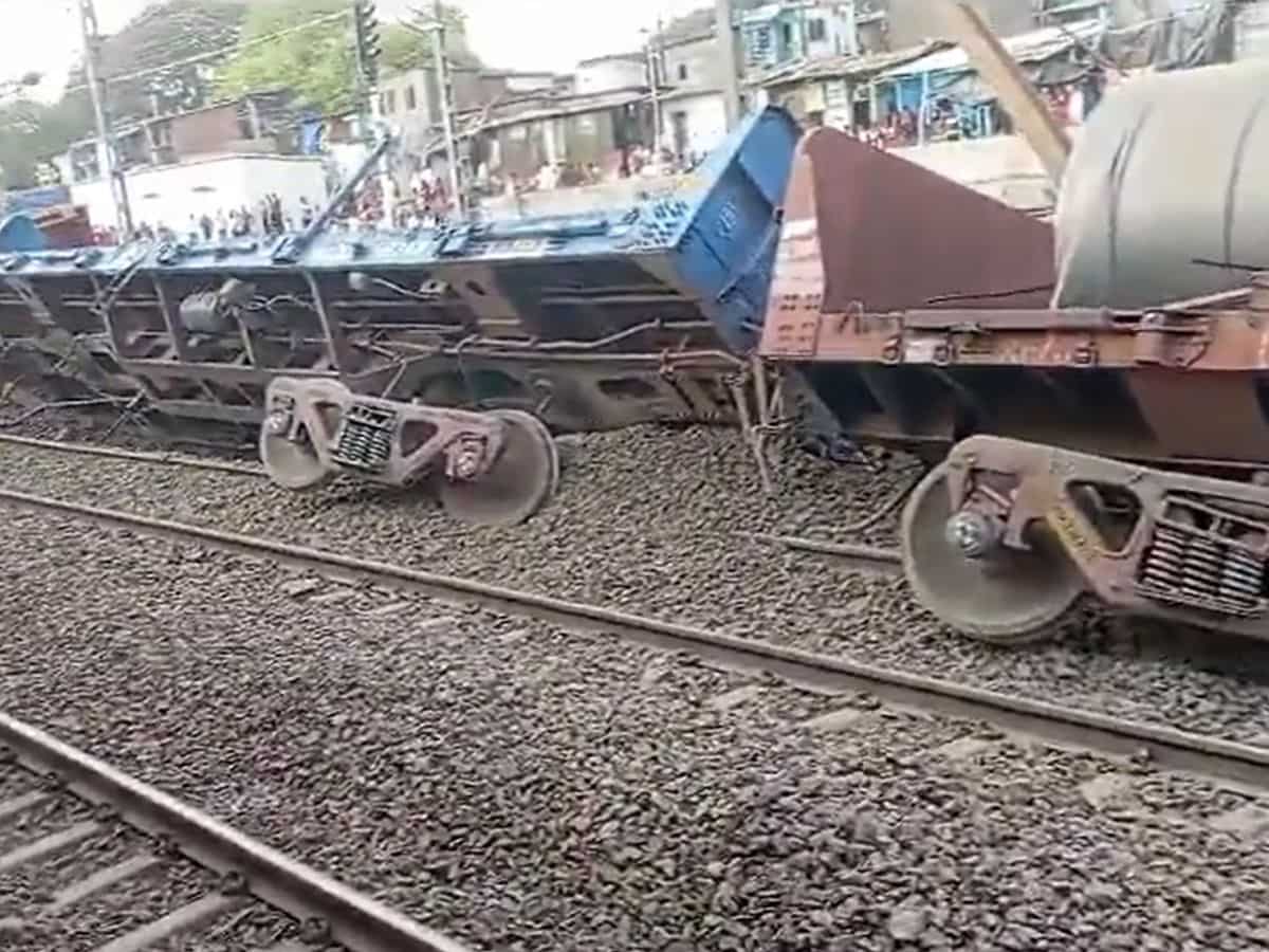 पालघर रेल हादसा! मालगाड़ी के 6 डिब्बे हुए बेपटरी, 1 दर्जन ट्रेनें हुईं कैंसिल, रेलवे ने जारी किए हेल्पलाइन नंबर्स