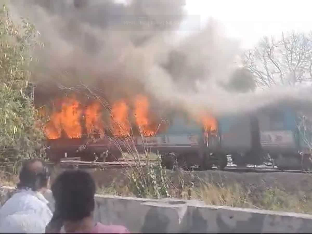 Taj Express Fire: ताज एक्सप्रेस में लगी आग, दिल्ली के ओखला रेलवे स्टेशन पर धू-धूकर जल उठी 2 बोगी