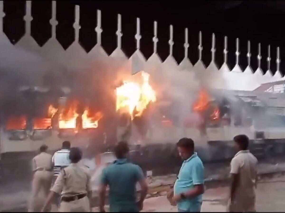 Lakhisarai Train Fire Accident: बिहार में पैसेंजर ट्रेन में लगी आग, यात्रियों ने ट्रेन से कूदकर बचाई जान, देखें वीडियो