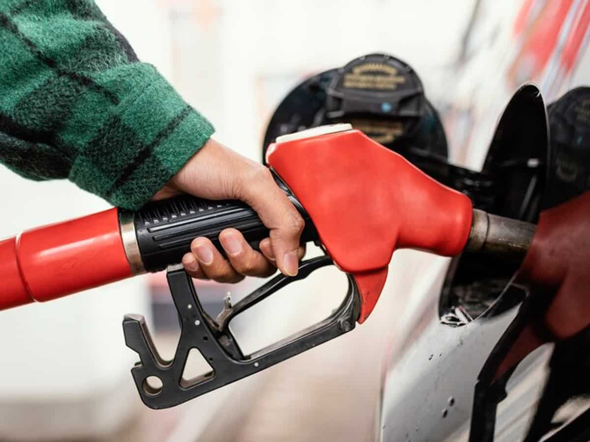 Petrol-Diesel Price 8th June: सस्ता होकर 80 डॉलर से भी नीचे आया Crude Oil, तेल कंपनियों ने जारी किए डीजल-पेट्रोल के नए रेट