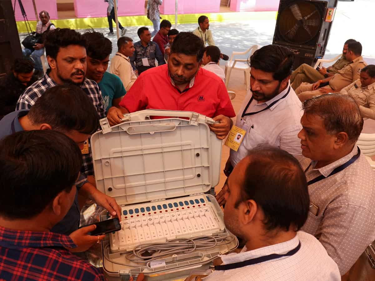 EVM अनलॉक करने के लिए नहीं चाहिए होता है OTP, सियासी घमासान के बीच रिटर्निंग ऑफिसर ने दी सफाई