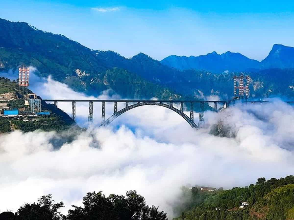 Chenab Railway Bridge: दुनिया के सबसे ऊंचे 'रेलवे ब्रिज' पर ट्रेन ने भरी रफ्तार, रेल मंत्री ने शेयर किया वीडियो