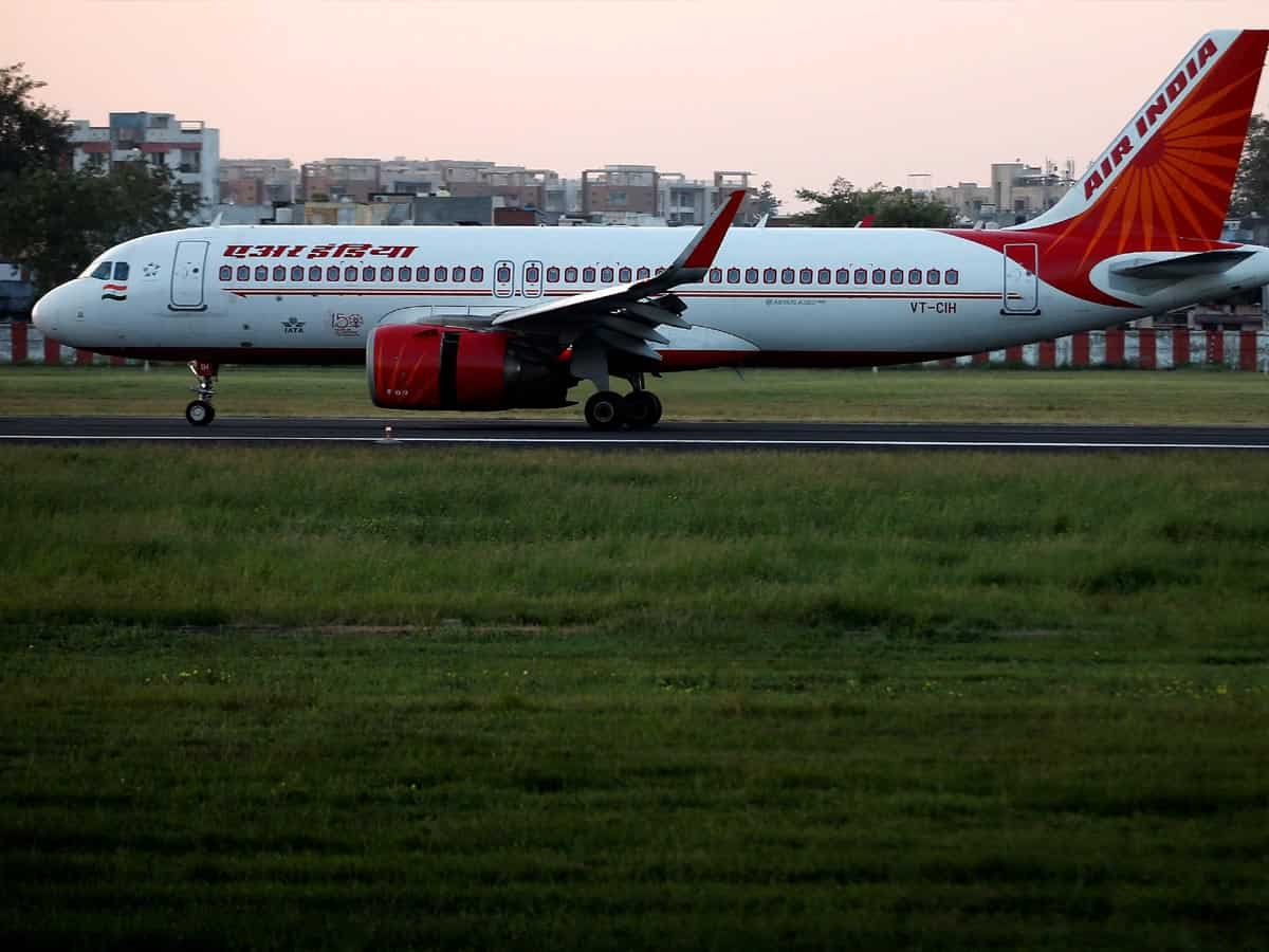 Air India की फ्लाइट में बड़ी चूक, यात्री के खाने में निकला ब्लेड, कंपनी ने मानी अपनी भूल