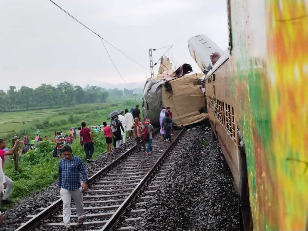 बंगाल ट्रेन एक्सीडेंट में अबतक 11 मरे, घायल बच्ची की हुई मौत; ऐसे हुआ था हादसा