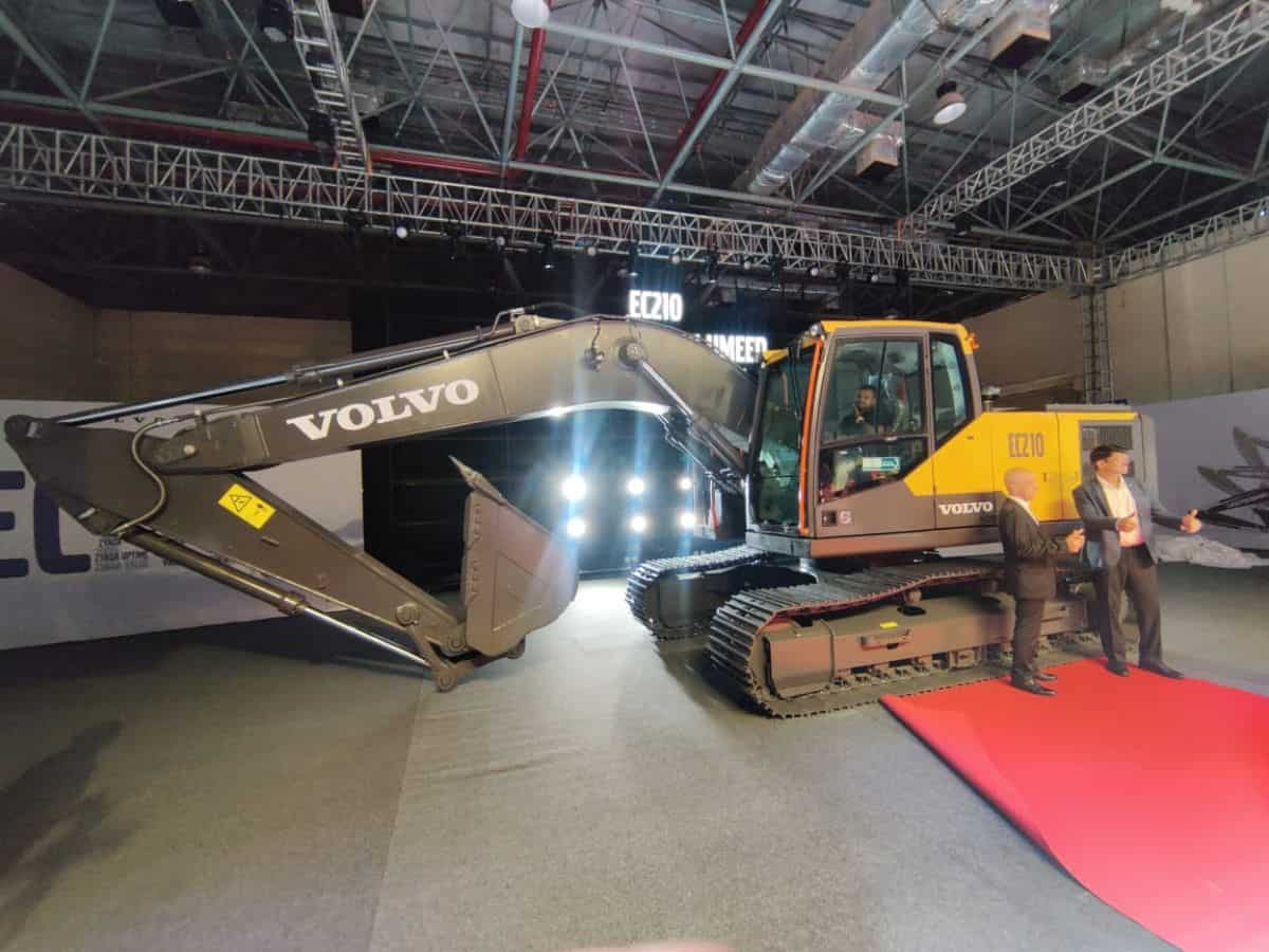 Volvo CE India ने भारत में पेश किया हाइड्रोलिक एक्सकेवेटर EC210, यूजर्स से कहा- करो ज्यादा की उम्मीद