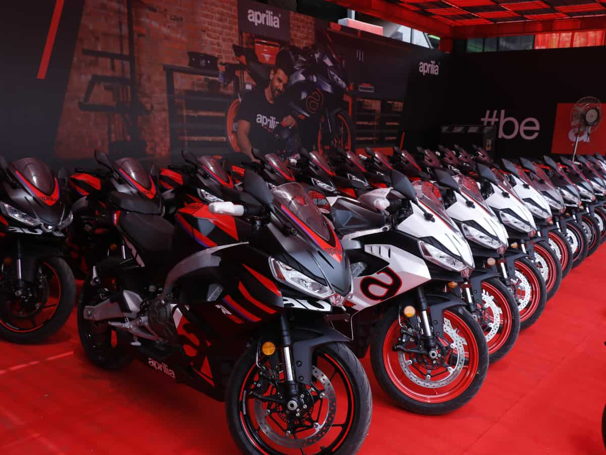 Aprilia RS457 की इस शहर में शुरू हुई डिलिवरी; नए शोरूम में मिलेंगे कई सारी इम्पोर्टेड बाइक्स