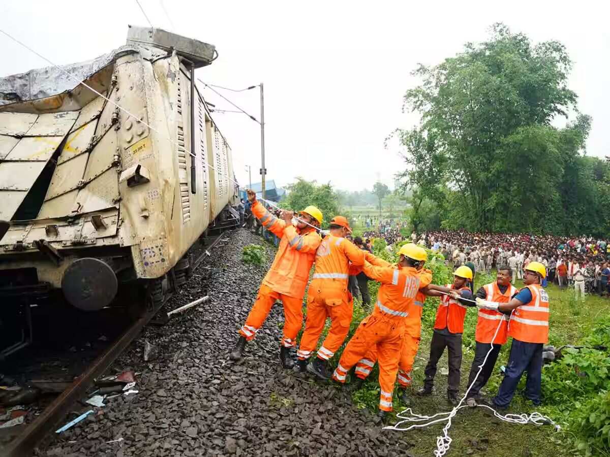 बंगाल ट्रेन हादसे पर रेलवे कर्मचारी संघ का दावा, चालक को न बनाएं बलि का बकरा, लगातार चार रातों से कर रहा था ड्यूटी