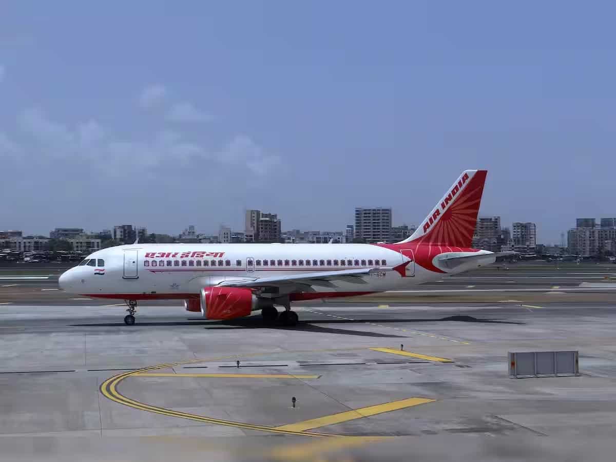 एयर इंडिया की फ्लाइट के खाने में ब्लेड मिलने पर FSSAI सख्त, कैटरिंग कंपनी ताजसैट्स को भेजा सुधार नोटिस