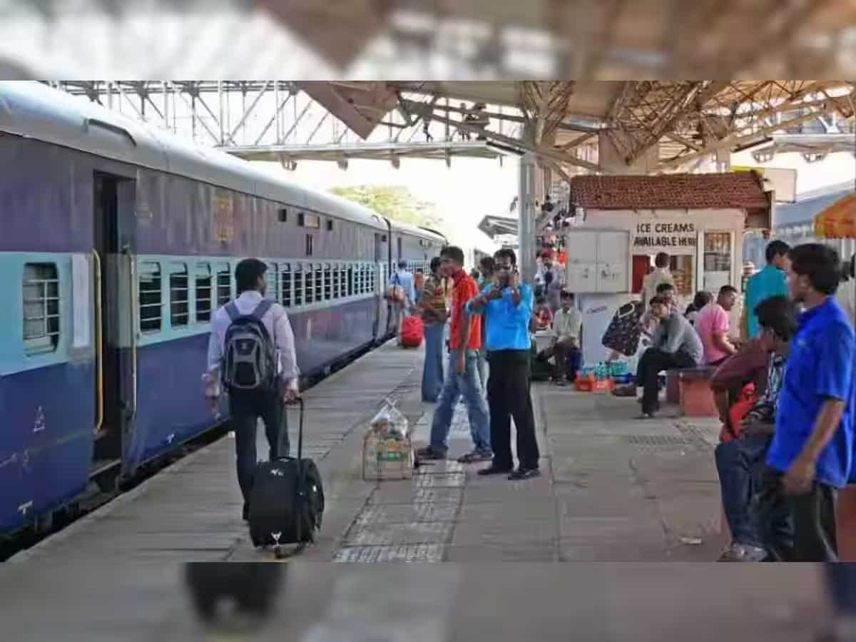 रेलवे यात्रियों की हुई मौज, प्लेटफॉर्म टिकटों पर नहीं देना होगा GST, बैटरी कार, वेटिंग रूम पर भी मिली छूट